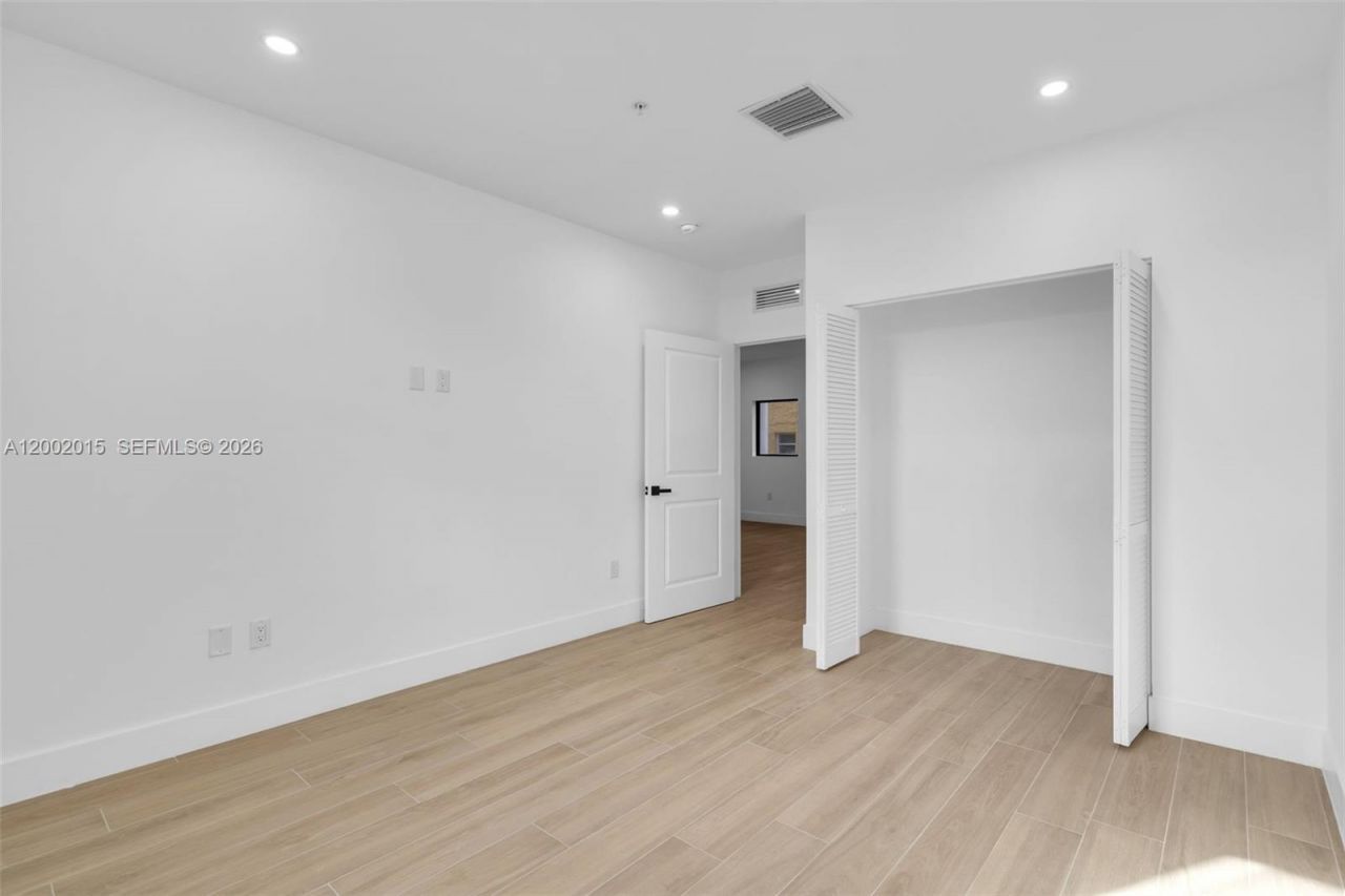 1037 NW 2nd St, Miami, FL 33128 Photo