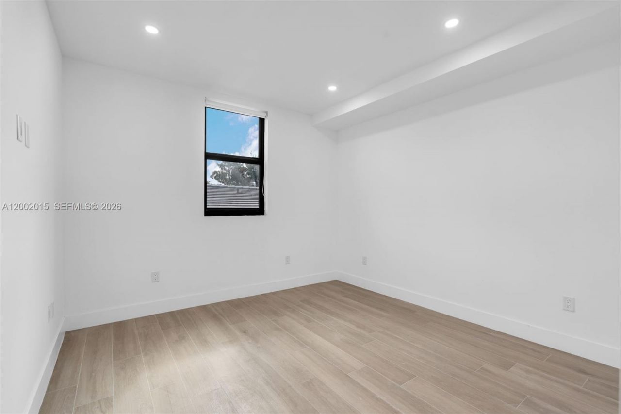 1037 NW 2nd St, Miami, FL 33128 Photo