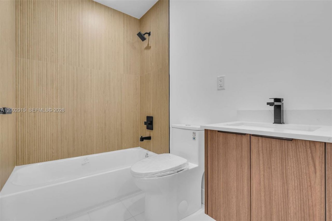 1037 NW 2nd St, Miami, FL 33128 Photo