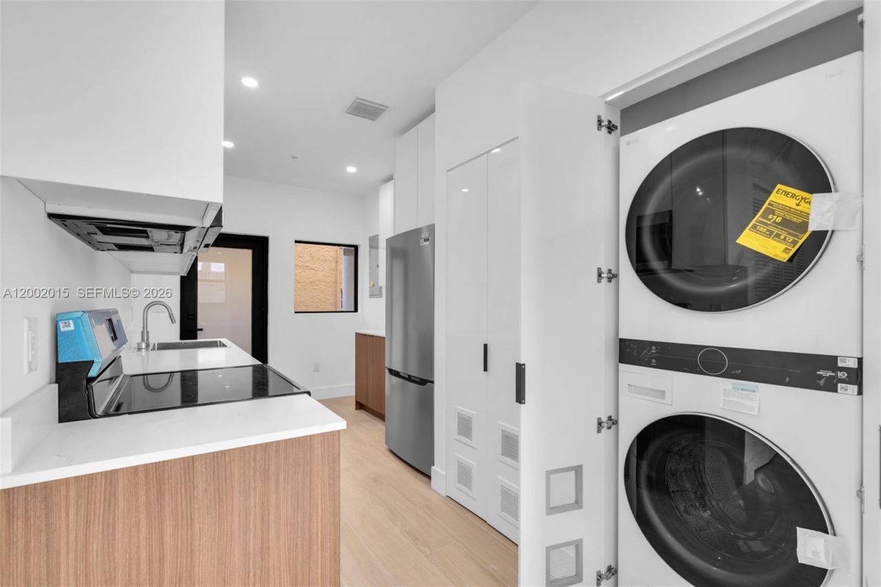 1037 NW 2nd St, Miami, FL 33128 Photo