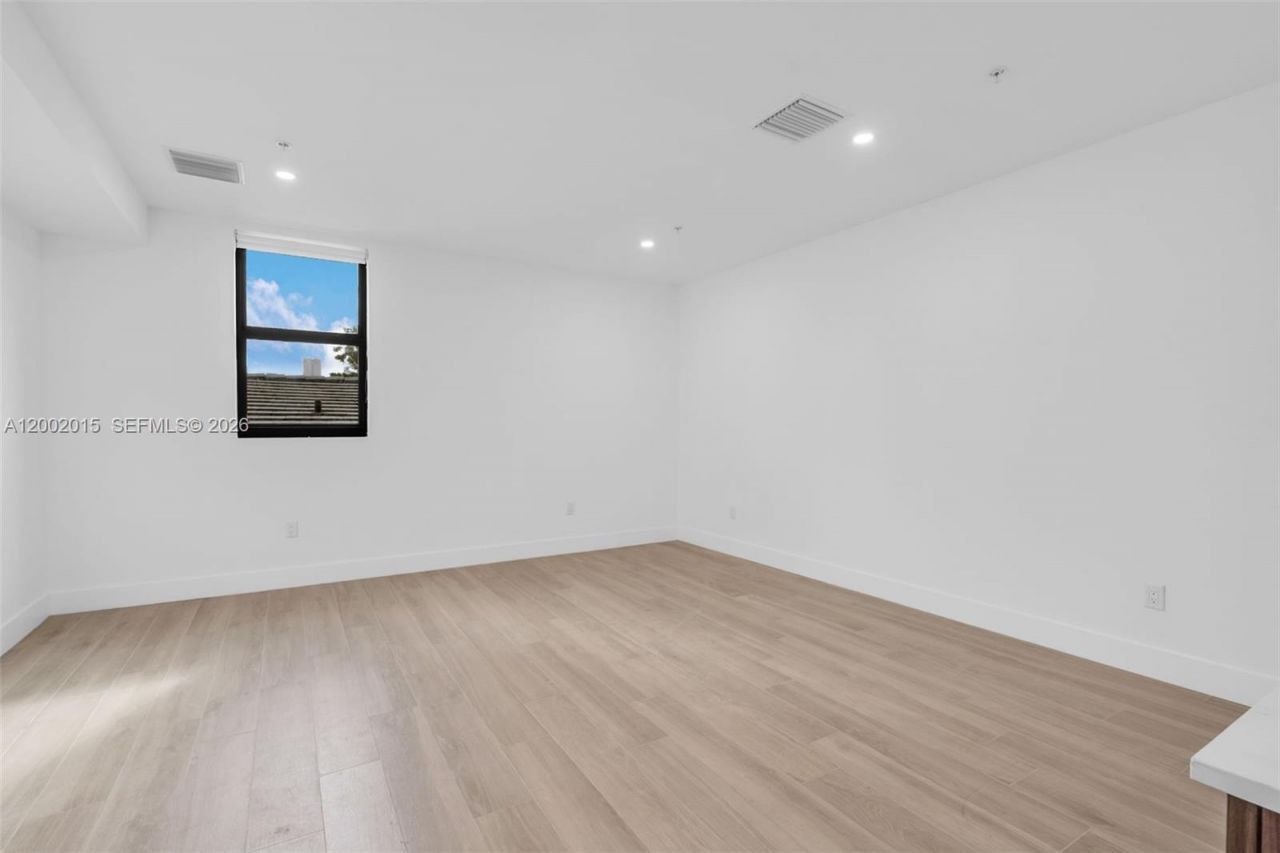 1037 NW 2nd St, Miami, FL 33128 Photo