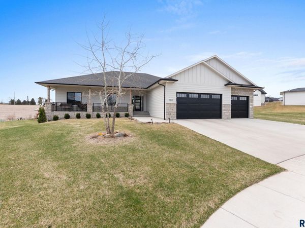 7317 E Misty Knoll Cir, Sioux Falls, SD 57110