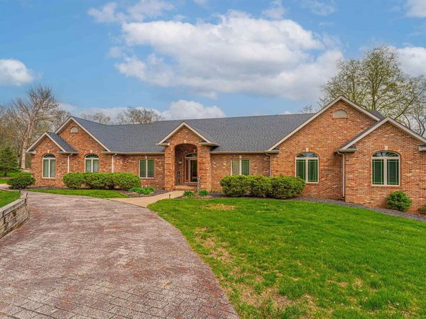 9 Governors Drive, Elkhart, IL 62634