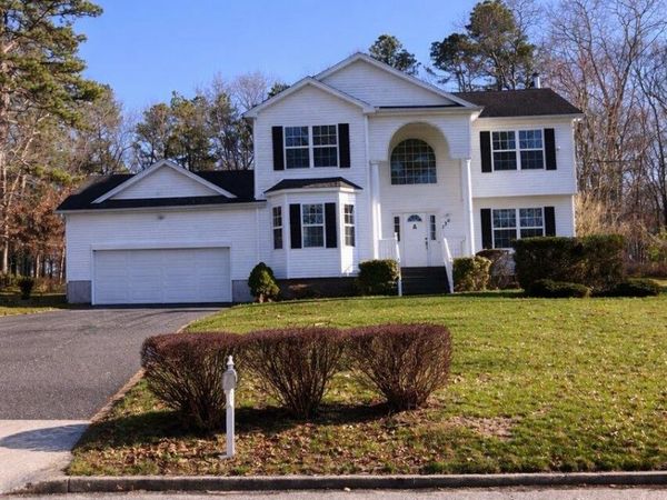 136 Elizabeth Way , Ridge, NY 11961