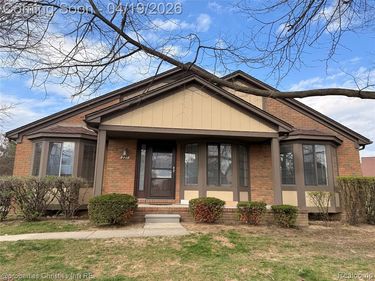 227 Meadow Lane Circle, Rochester Hills, MI 48307