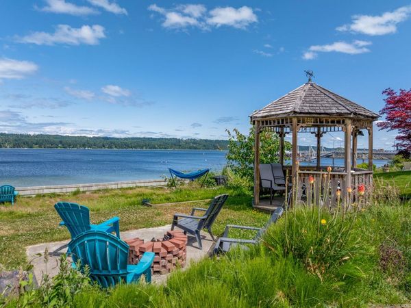 6800 Buckley Bay Frontage Rd, Fanny Bay, BC V0R 1W0