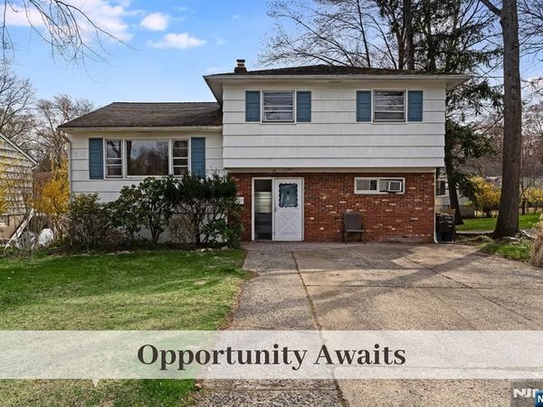 29 Lindbergh Parkway, WALDWICK, NJ 07463