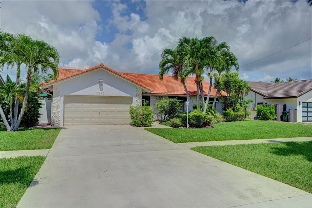 7743 W Country Club Boulevard, Boca Raton, FL 33487 Photo