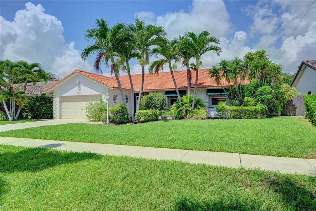 7743 W Country Club Boulevard, Boca Raton, FL 33487 Photo