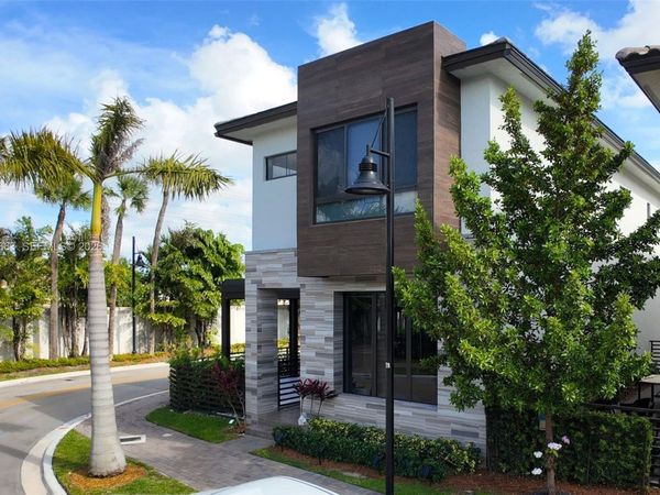 8002 NW 43rd St , Doral, FL 33166