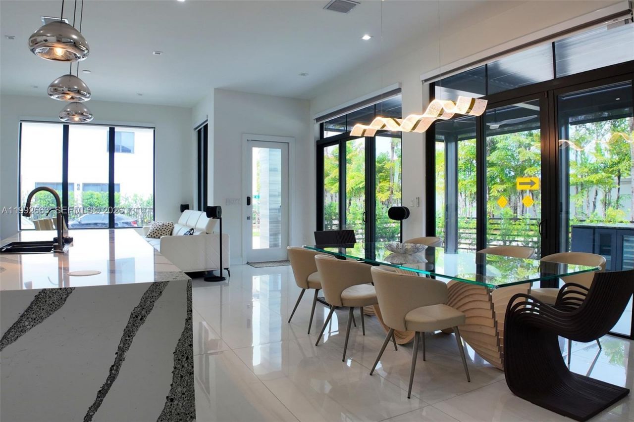 8002 NW 43rd St, Doral, FL 33166 Photo