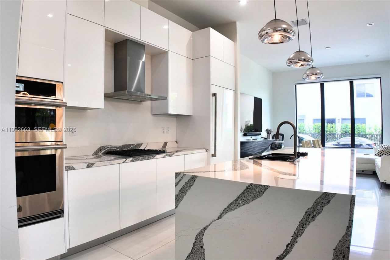 8002 NW 43rd St, Doral, FL 33166 Photo