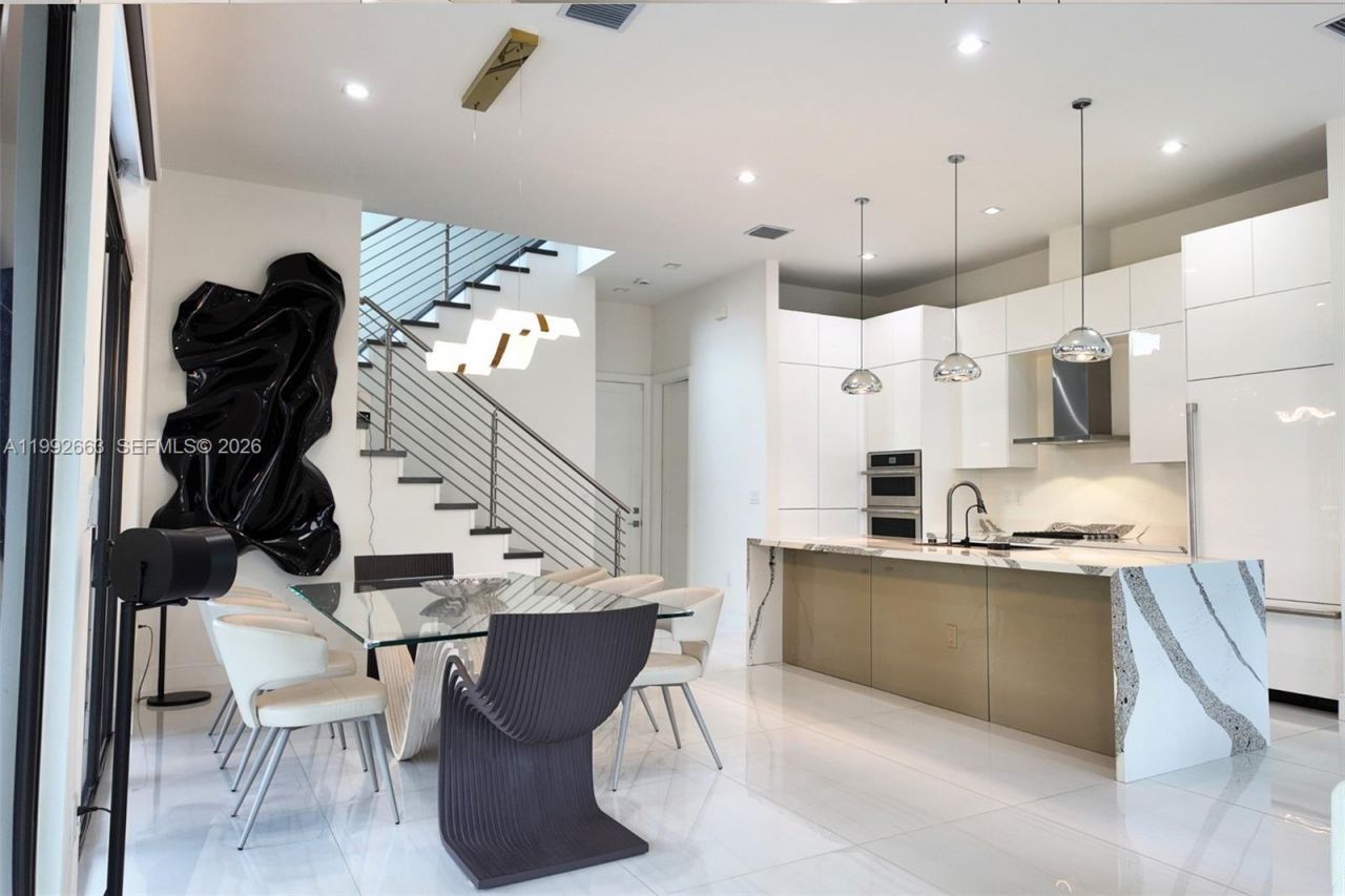 8002 NW 43rd St, Doral, FL 33166 Photo