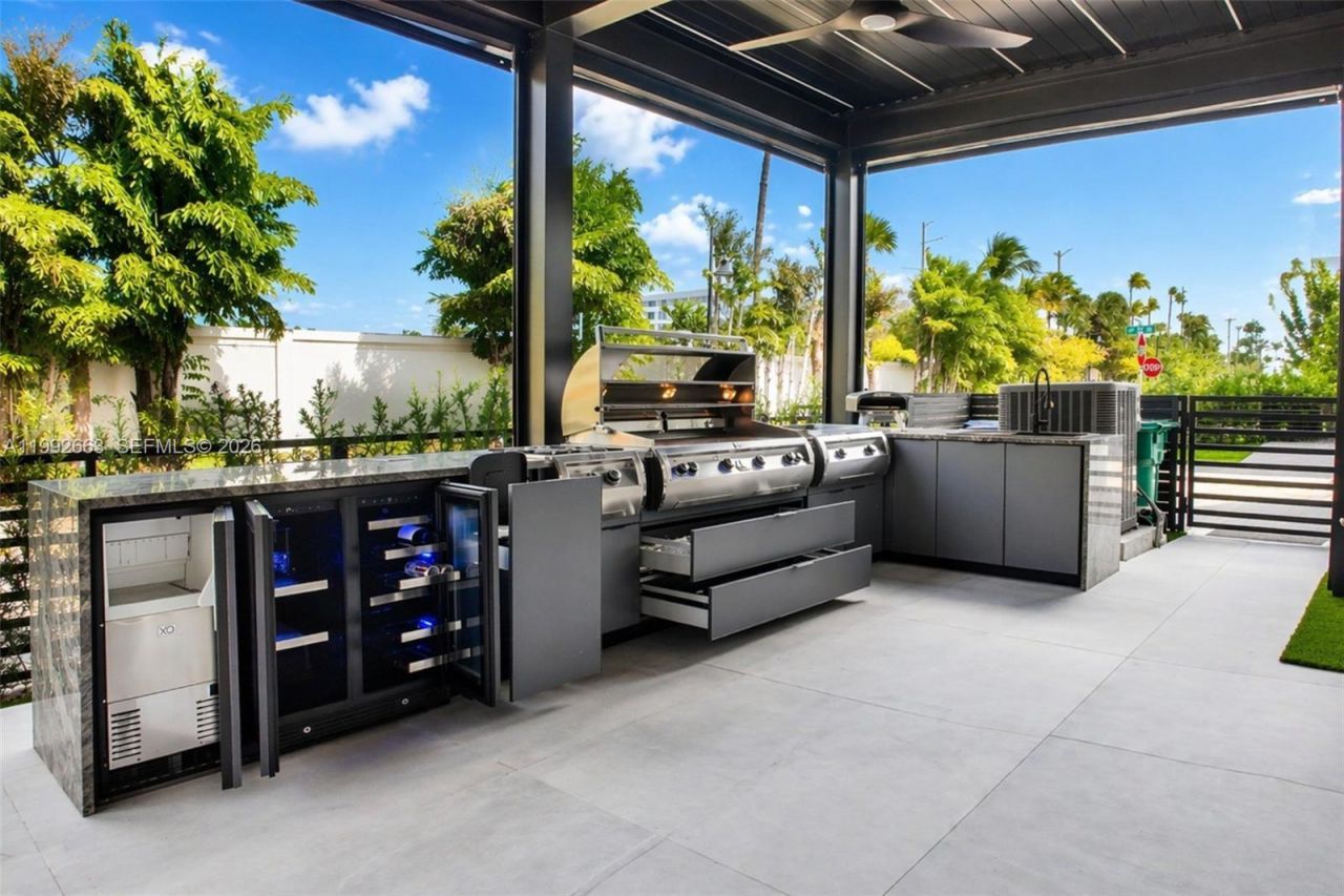 8002 NW 43rd St, Doral, FL 33166 Photo