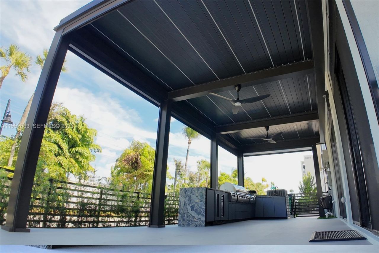 8002 NW 43rd St, Doral, FL 33166 Photo