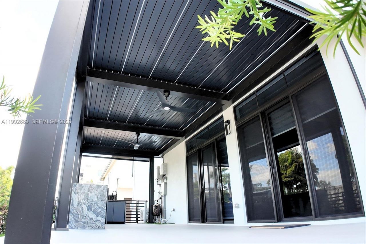 8002 NW 43rd St, Doral, FL 33166 Photo