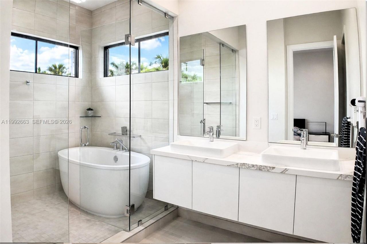 8002 NW 43rd St, Doral, FL 33166 Photo