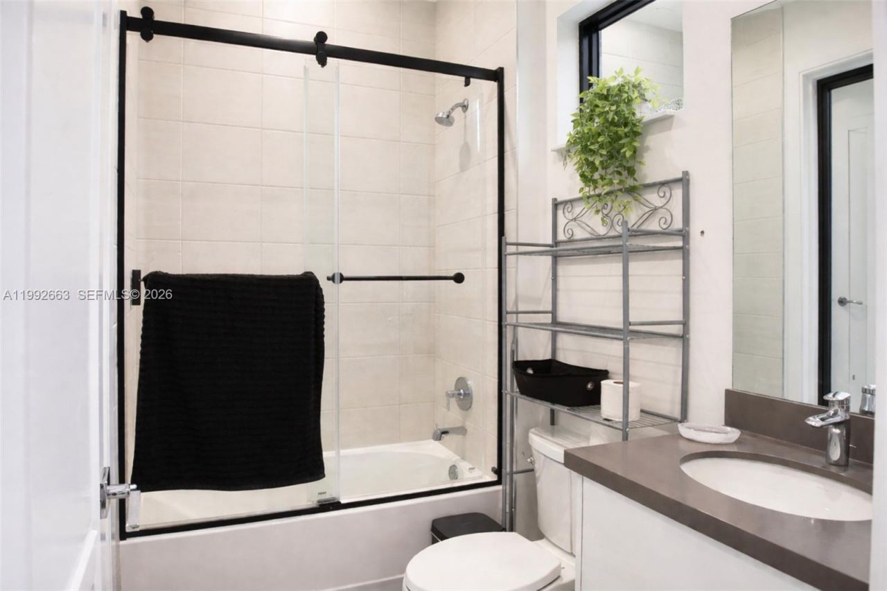 8002 NW 43rd St, Doral, FL 33166 Photo