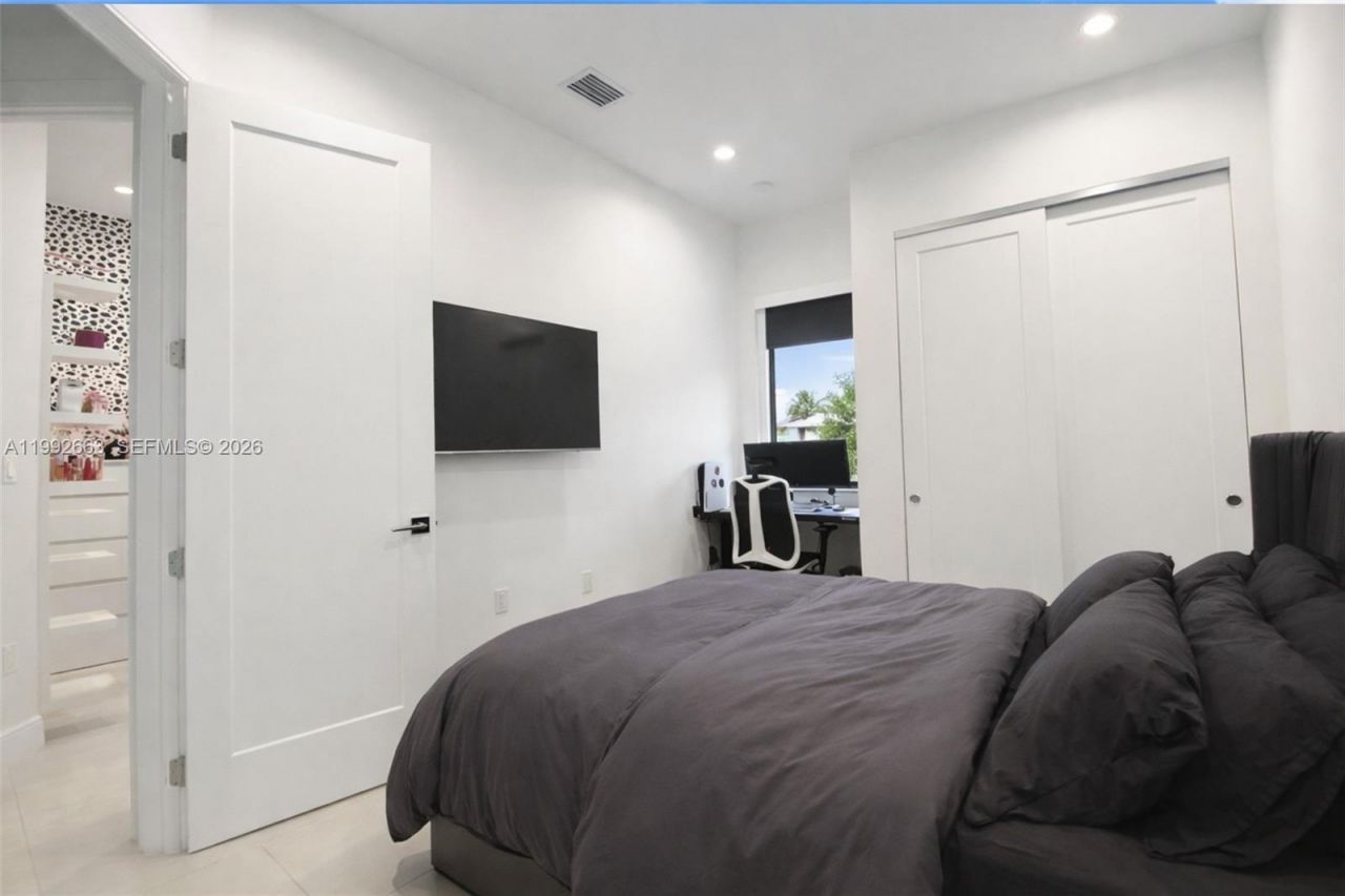 8002 NW 43rd St, Doral, FL 33166 Photo