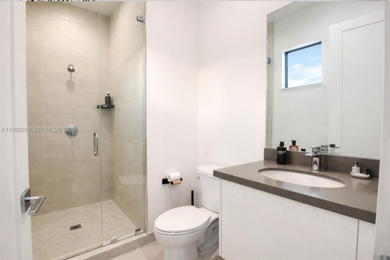 8002 NW 43rd St, Doral, FL 33166 Photo