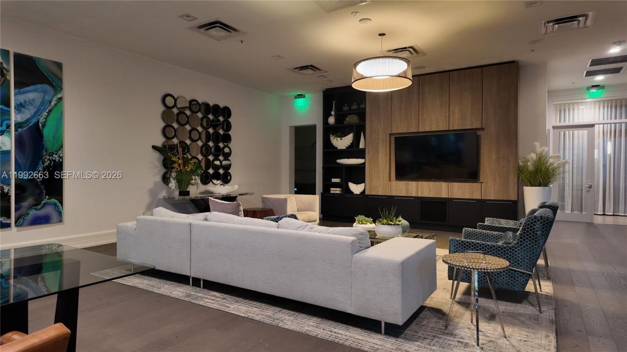 8002 NW 43rd St, Doral, FL 33166 Photo