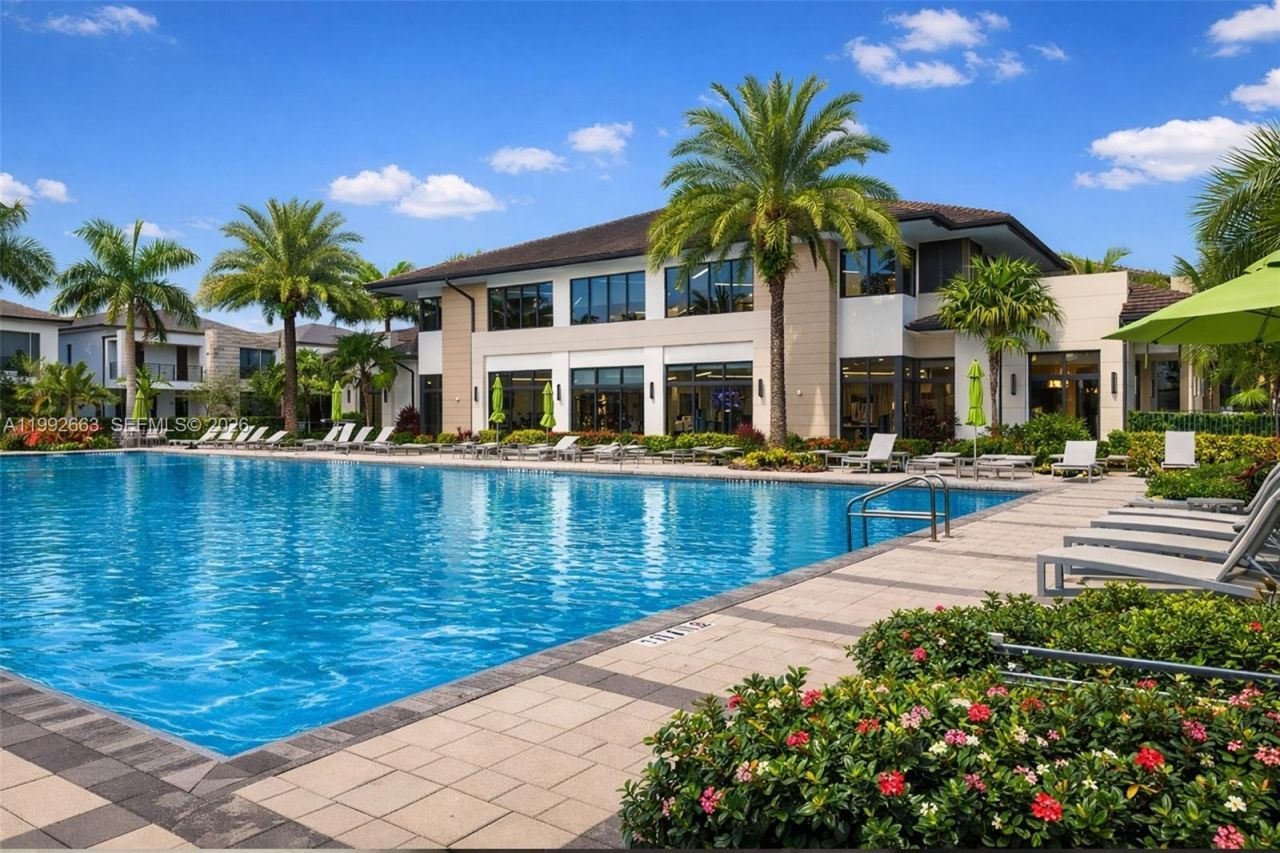 8002 NW 43rd St, Doral, FL 33166 Photo