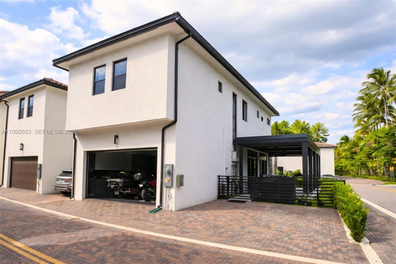 8002 NW 43rd St, Doral, FL 33166 Photo