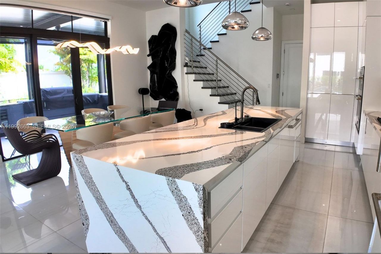 8002 NW 43rd St, Doral, FL 33166 Photo