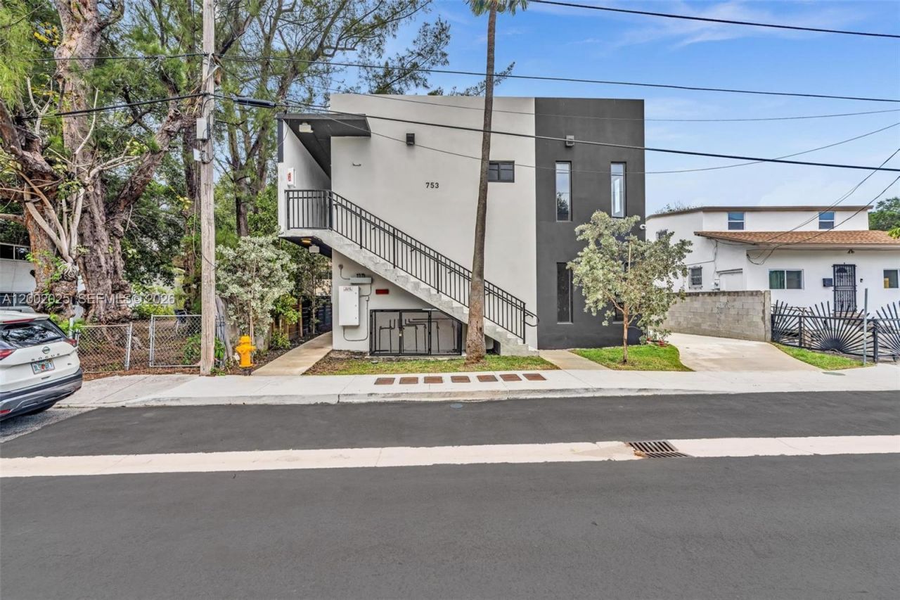 753 NW 30th St, Unit 3, Miami, FL 33127 Photo