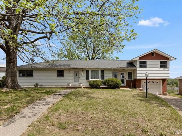 15 Holly Hill Drive, Alton, IL 62002