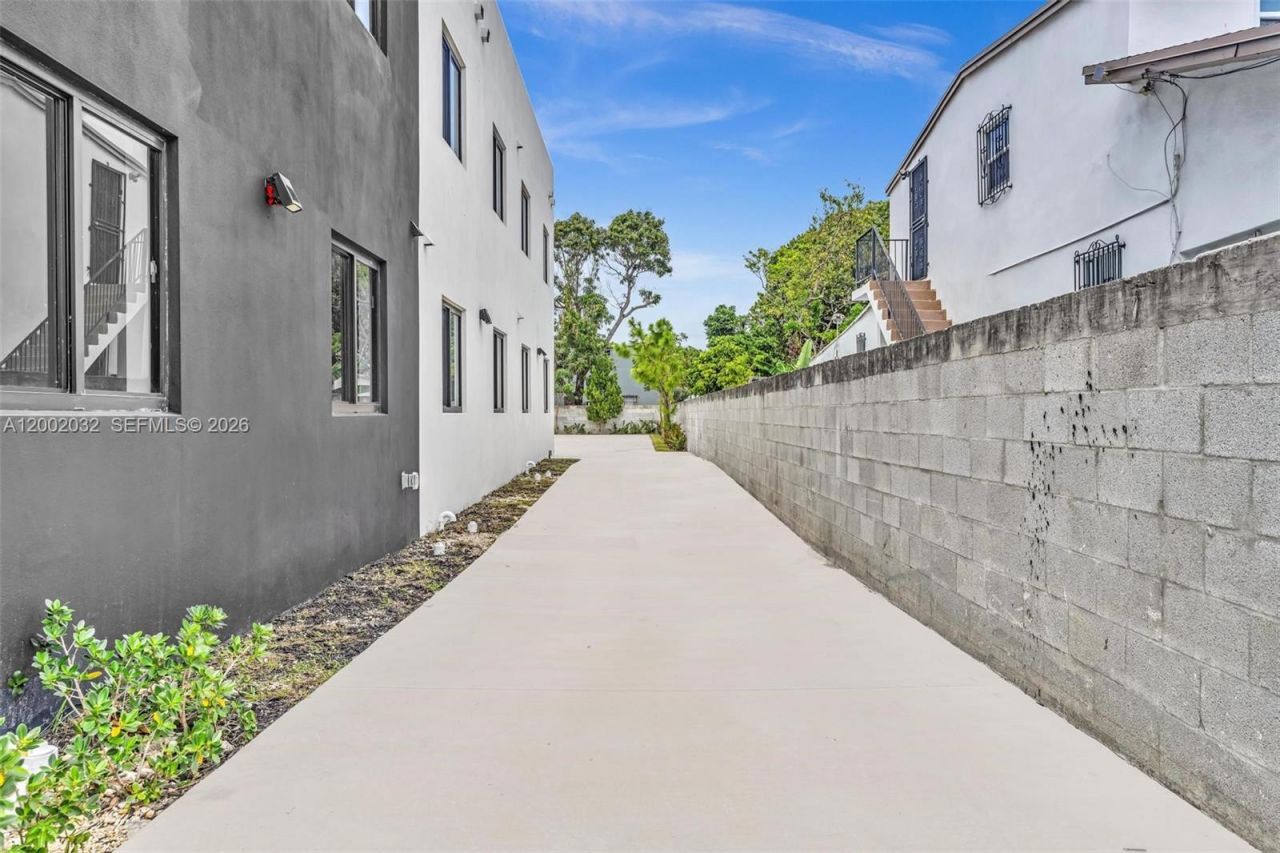 753 NW 30th St, Unit 1, Miami, FL 33127 Photo