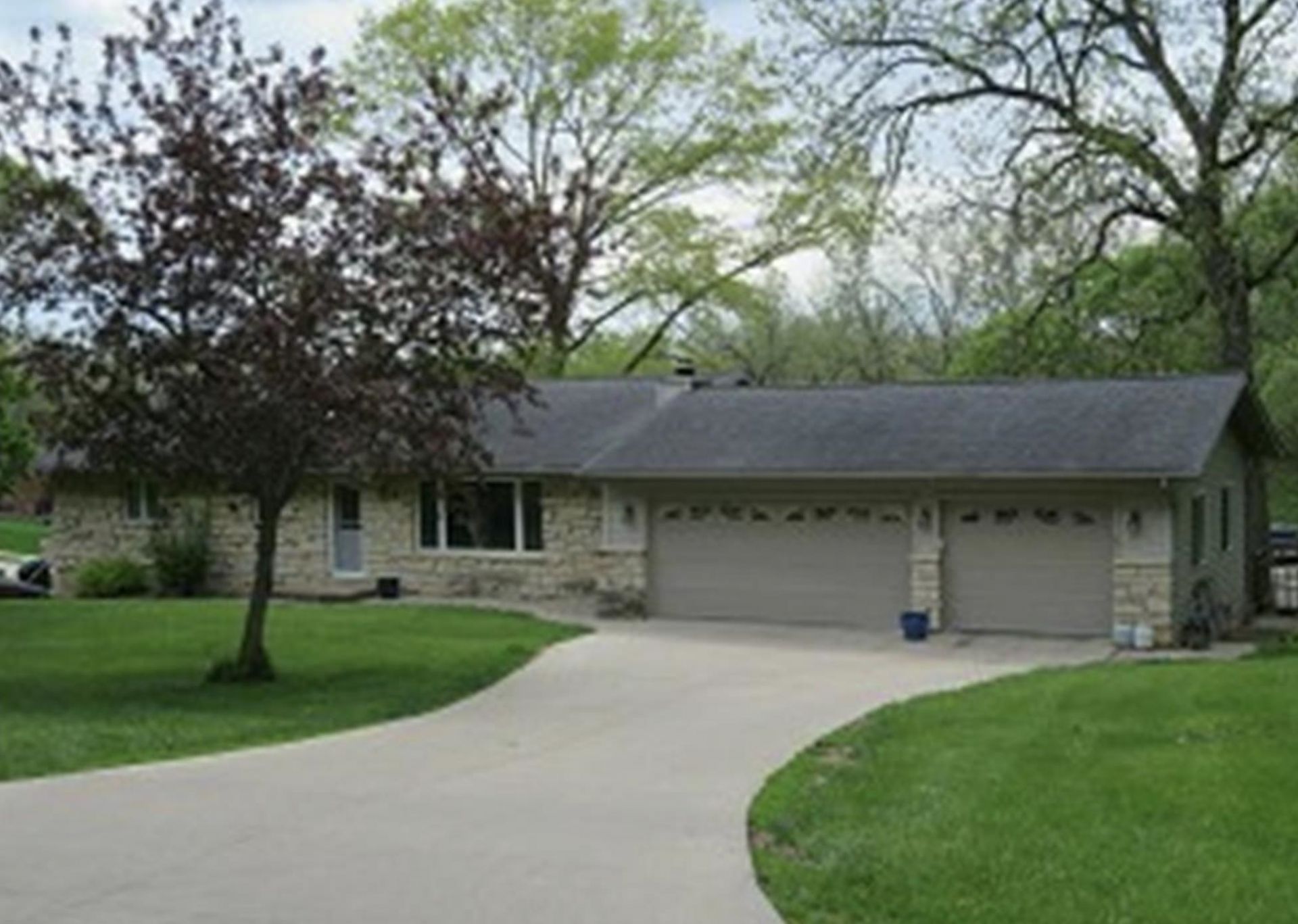 1843 S Grandview Avenue, Dubuque, IA 52003 Main Photo