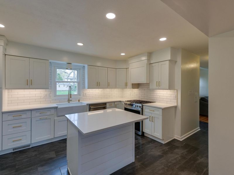 1570 Oakview Drive, Columbus, OH 43235 Photo 6