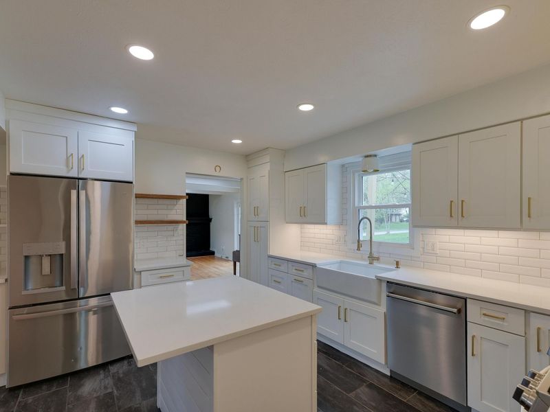 1570 Oakview Drive, Columbus, OH 43235 Photo 7