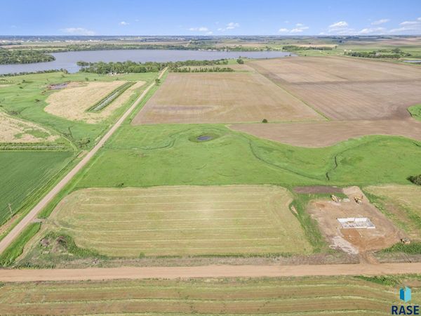 2008 Harvest Creek Ln, Madison, SD 57042