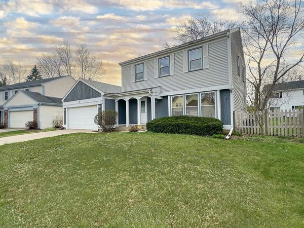 28 Montgomery Lane, Vernon Hills, IL 60061