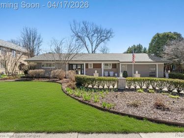 47 Roslyn Road, Vlg of Grosse Pointe Shores, MI 48236