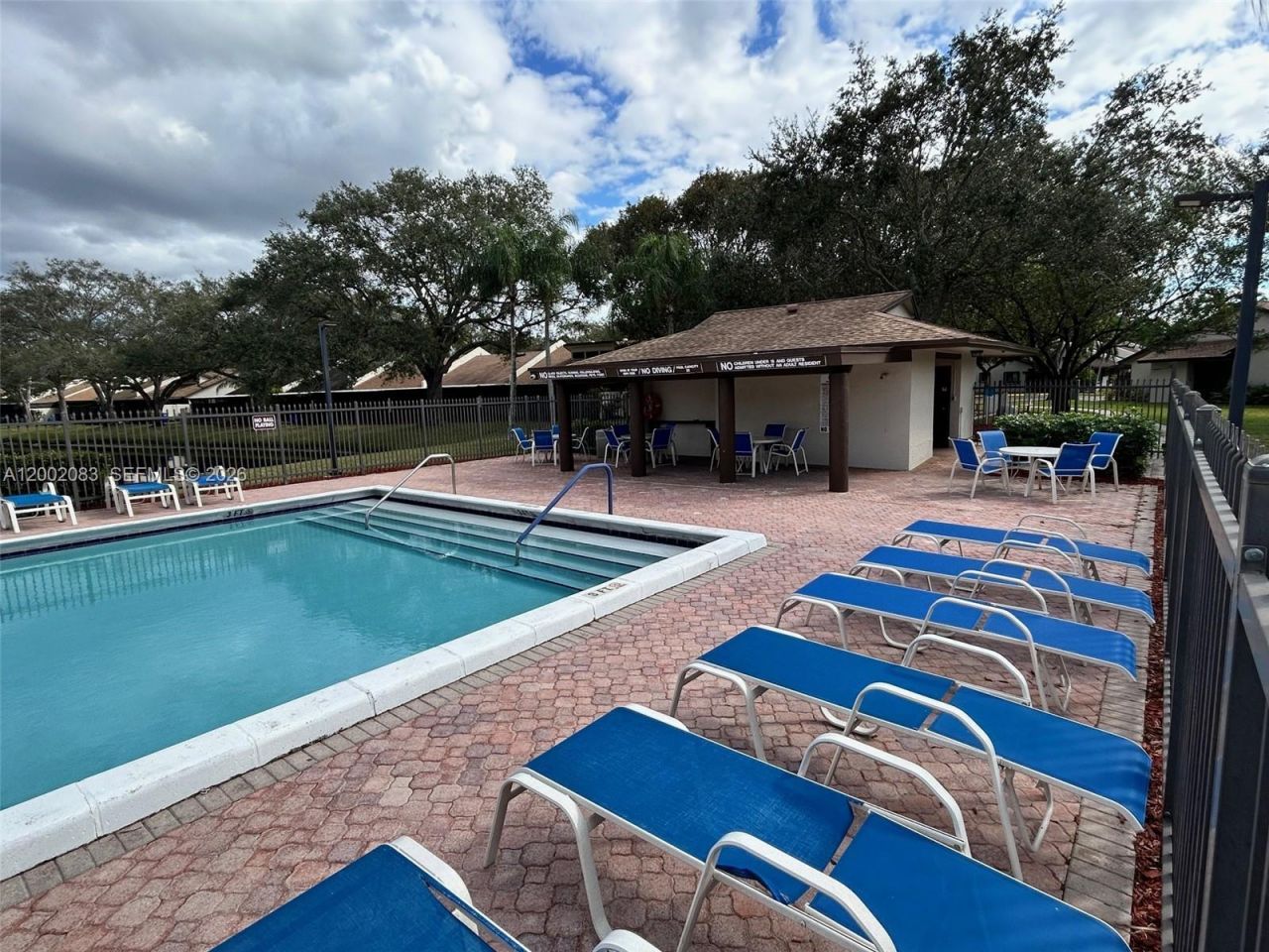 1540 NW 98th Ter, Pembroke Pines, FL 33024 Photo