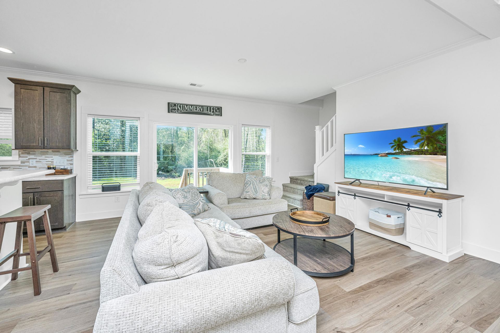 380 Rhode Drive Photo 6