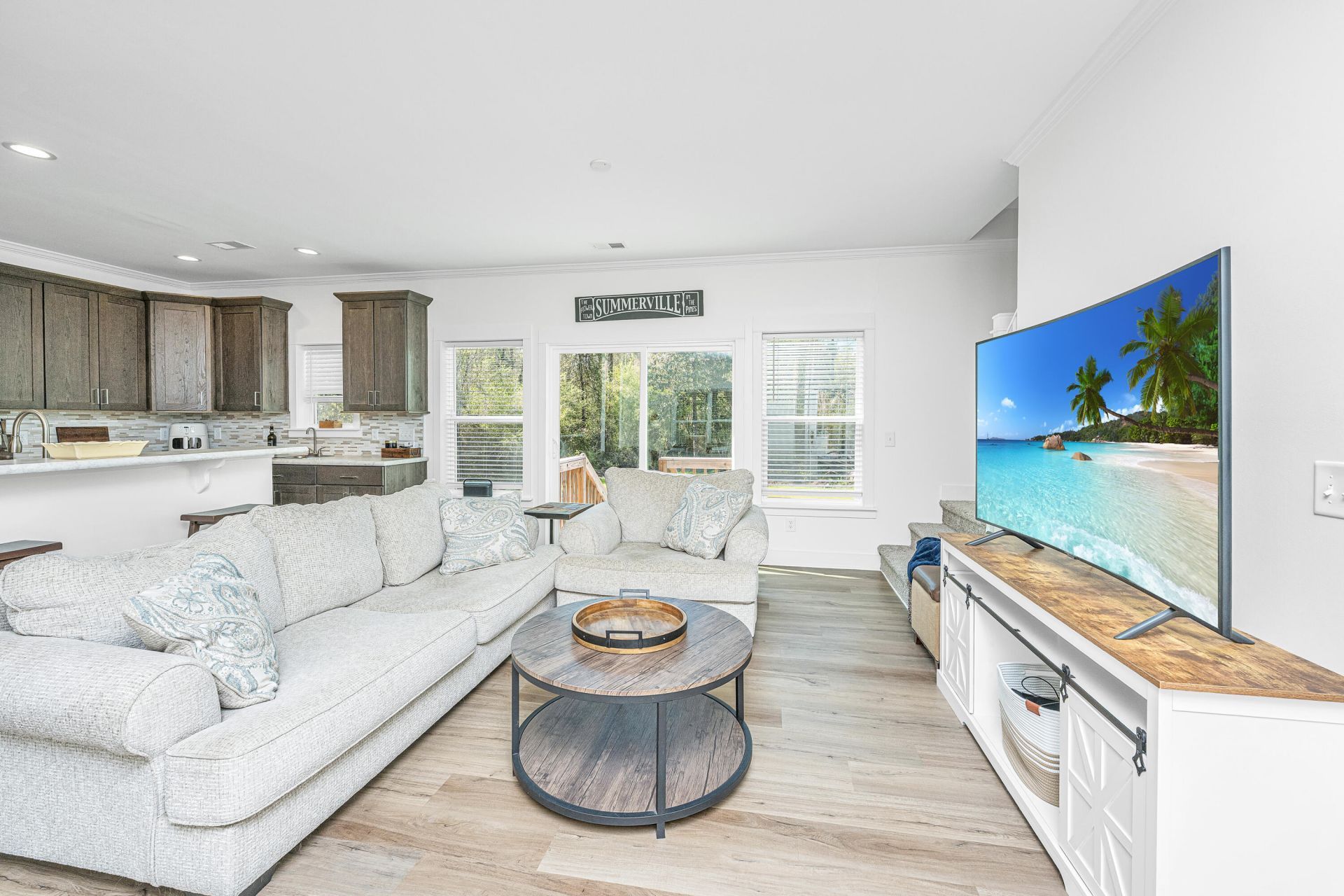 380 Rhode Drive Photo 7