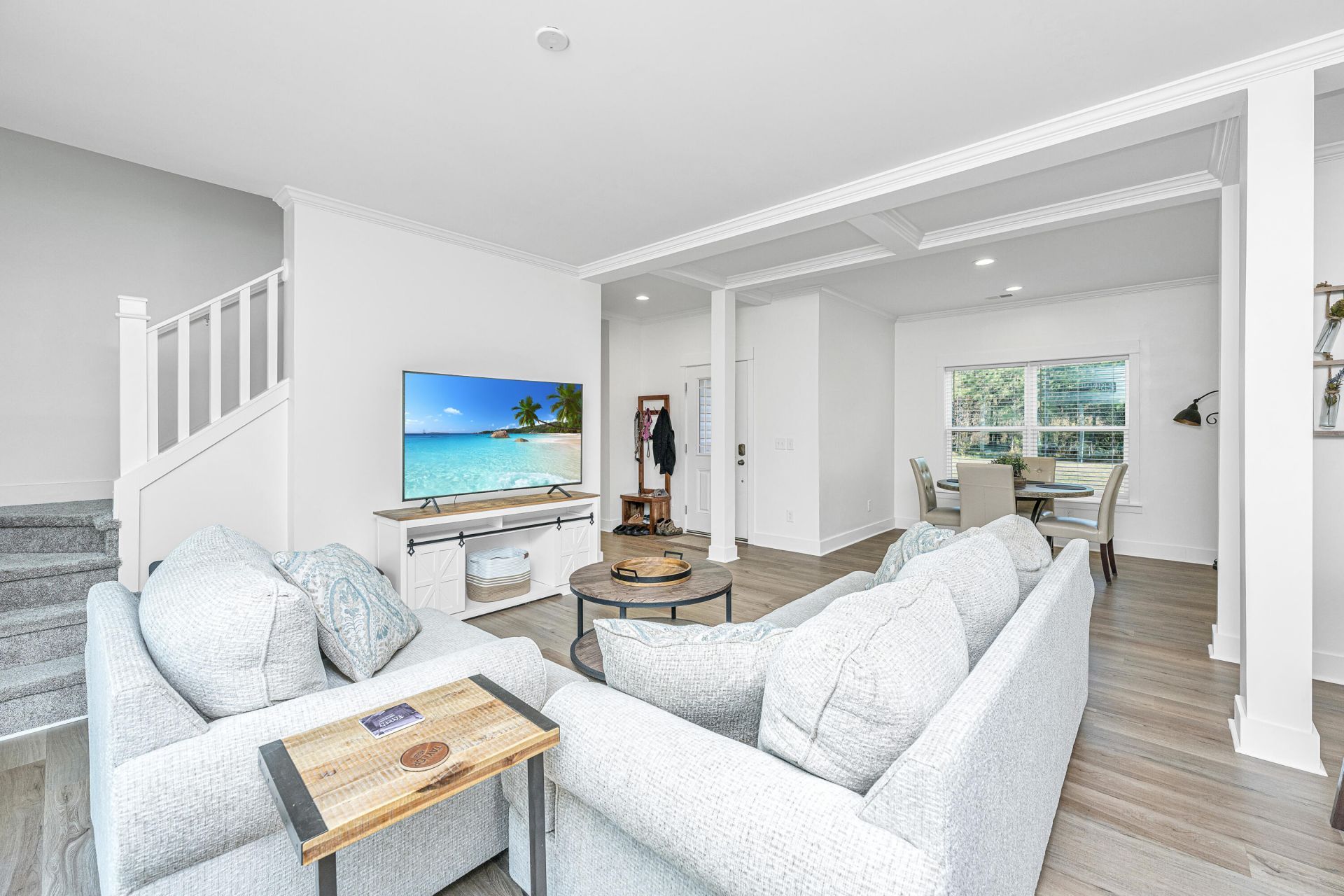 380 Rhode Drive Photo 9