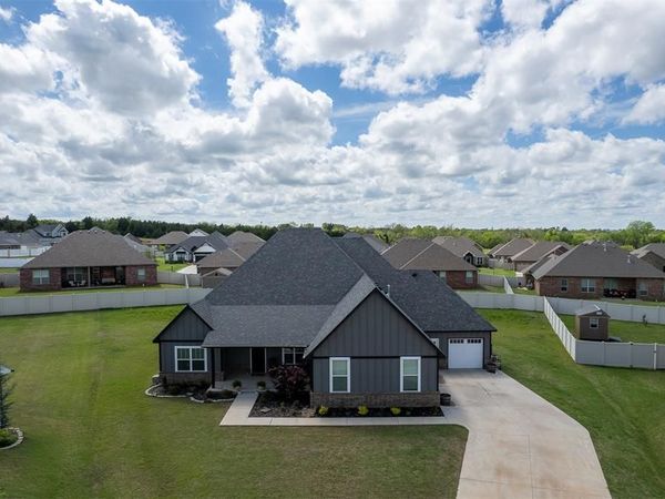 2704 Woodlawn Court, Shawnee, OK 74804