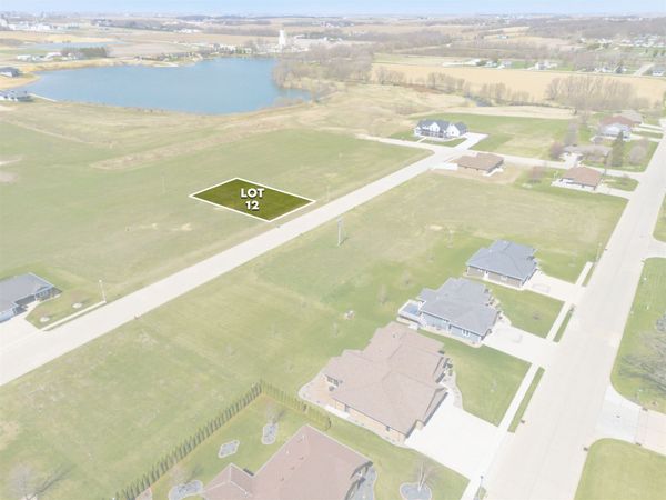 716 8th St SW, Dyersville, IA 52040