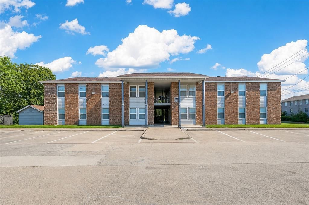 319 SE 3rd Street, Unit 104, Grand Prairie, TX 75051 Main Photo