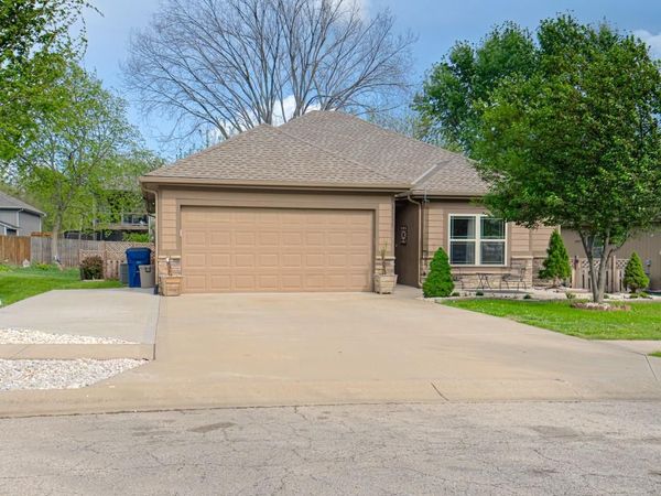 1111 SE Oak Ridge Drive, Oak Grove, MO 64075