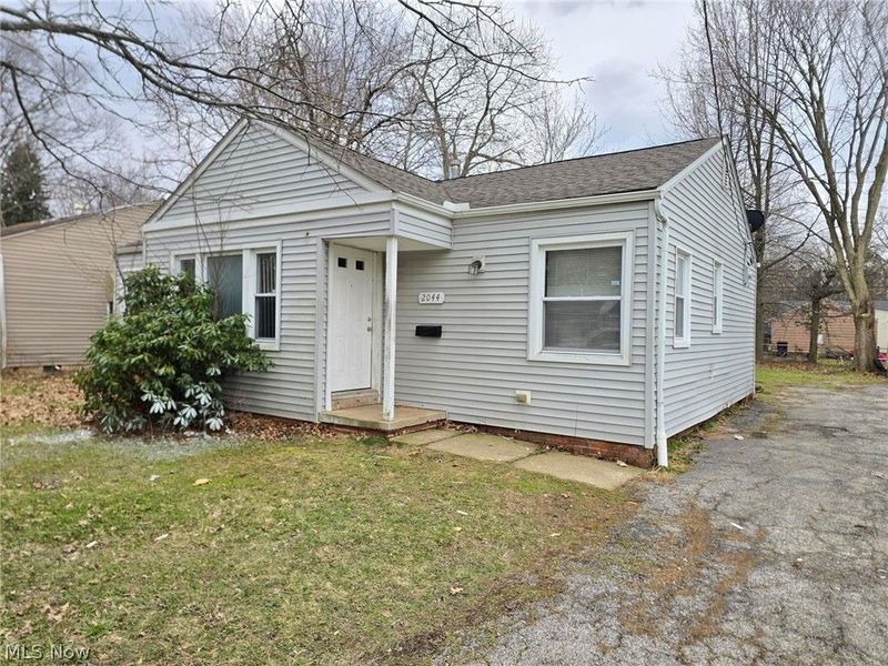 2044 N Green Road , Cleveland, OH 44121 Photo 2