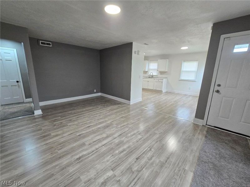 2044 N Green Road , Cleveland, OH 44121 Photo 3