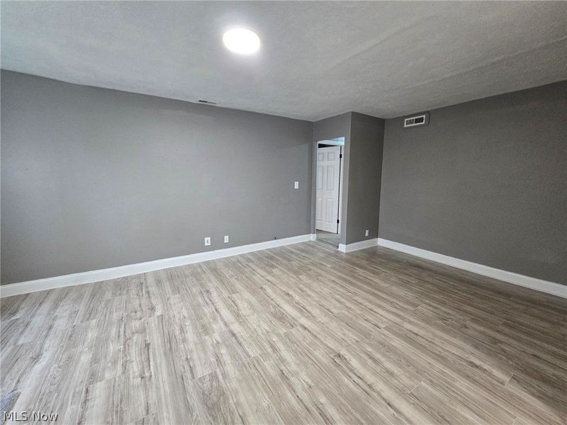 2044 N Green Road , Cleveland, OH 44121 Photo 5