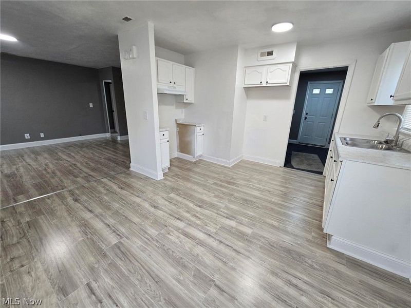 2044 N Green Road , Cleveland, OH 44121 Photo 6