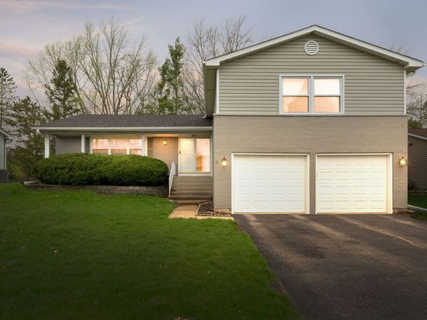 1890 Shorewood Drive W, Hoffman Estates, IL 60192